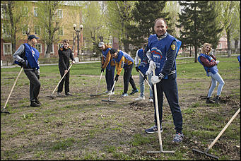 29 апрель 2017 г., Барнаул   Депутаты АКЗС вышли на субботник. Фоторепортаж 