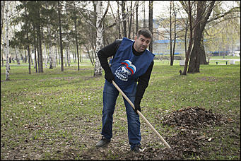 29 апрель 2017 г., Барнаул   Депутаты АКЗС вышли на субботник. Фоторепортаж 