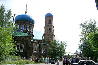 3 - 5 июля 2007 г., Барнаул   В Покровском соборе Барнаула открыт доступ к святым мощам Апостола Луки