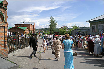 3 - 5 июля 2007 г., Барнаул   В Покровском соборе Барнаула открыт доступ к святым мощам Апостола Луки