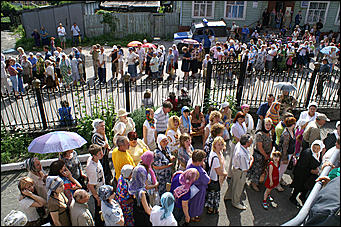 3 - 5 июля 2007 г., Барнаул   В Покровском соборе Барнаула открыт доступ к святым мощам Апостола Луки