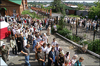 3 - 5 июля 2007 г., Барнаул   В Покровском соборе Барнаула открыт доступ к святым мощам Апостола Луки