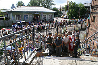 3 - 5 июля 2007 г., Барнаул   В Покровском соборе Барнаула открыт доступ к святым мощам Апостола Луки