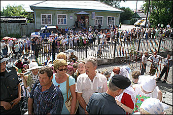 3 - 5 июля 2007 г., Барнаул   В Покровском соборе Барнаула открыт доступ к святым мощам Апостола Луки