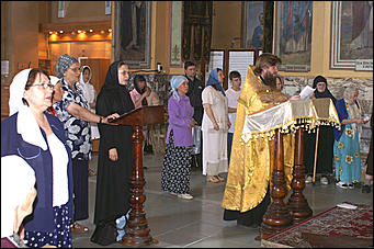 3 - 5 июля 2007 г., Барнаул   В Покровском соборе Барнаула открыт доступ к святым мощам Апостола Луки