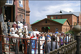 3 - 5 июля 2007 г., Барнаул   В Покровском соборе Барнаула открыт доступ к святым мощам Апостола Луки