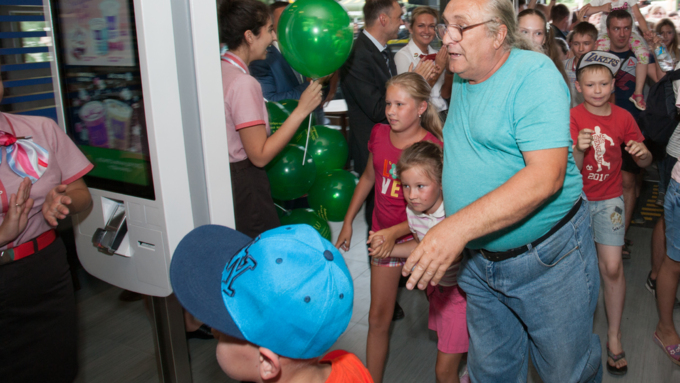 1 июль 2016 г., Барнаул &copy; Амител Вячеслав Мельников   Как открывали первый в Барнауле  McDonald's 