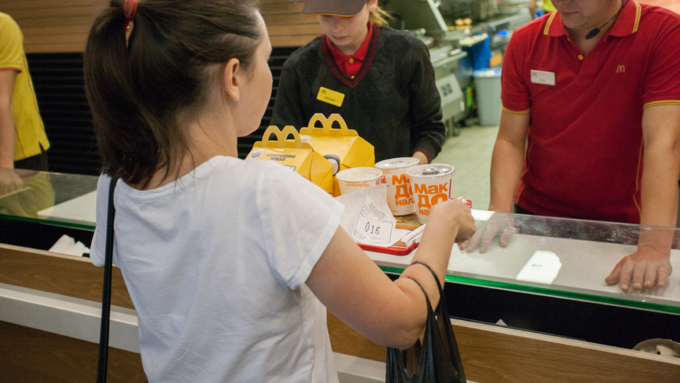 11 август 2016 г., Барнаул &copy; Амител Вячеслав Мельников   Барнаульский МакДоналдс.  В цепи быстрого питания