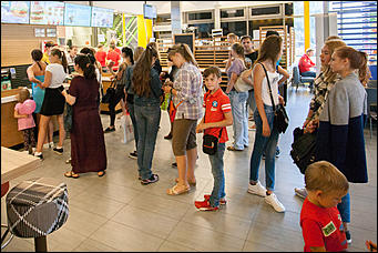 11 август 2016 г., Барнаул © Амител Вячеслав Мельников   Барнаульский МакДоналдс.  В цепи быстрого питания