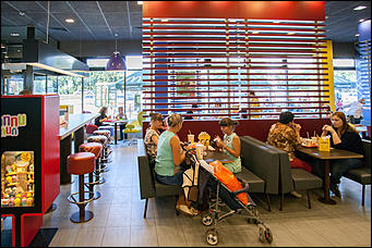 11 август 2016 г., Барнаул © Амител Вячеслав Мельников   Барнаульский МакДоналдс.  В цепи быстрого питания