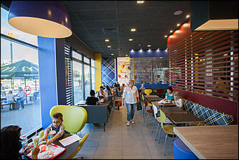 11 август 2016 г., Барнаул © Амител Вячеслав Мельников   Барнаульский МакДоналдс.  В цепи быстрого питания