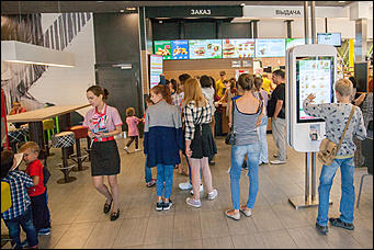 11 август 2016 г., Барнаул © Амител Вячеслав Мельников   Барнаульский МакДоналдс.  В цепи быстрого питания