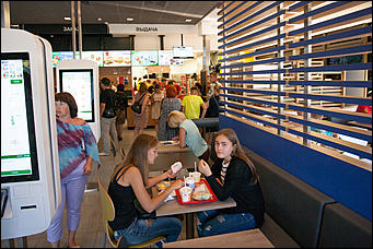 11 август 2016 г., Барнаул © Амител Вячеслав Мельников   Барнаульский МакДоналдс.  В цепи быстрого питания