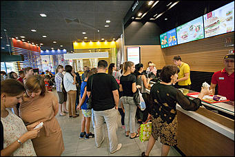 11 август 2016 г., Барнаул © Амител Вячеслав Мельников   Барнаульский МакДоналдс.  В цепи быстрого питания