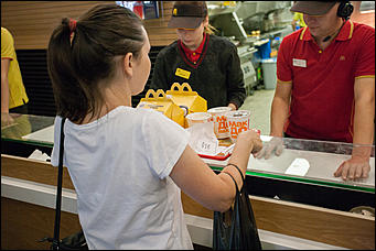 11 август 2016 г., Барнаул © Амител Вячеслав Мельников   Барнаульский МакДоналдс.  В цепи быстрого питания