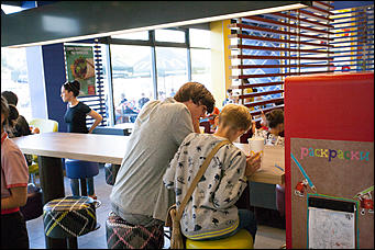 11 август 2016 г., Барнаул © Амител Вячеслав Мельников   Барнаульский МакДоналдс.  В цепи быстрого питания