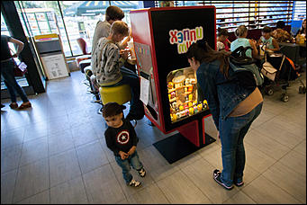 11 август 2016 г., Барнаул © Амител Вячеслав Мельников   Барнаульский МакДоналдс.  В цепи быстрого питания