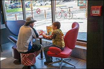 11 август 2016 г., Барнаул © Амител Вячеслав Мельников   Барнаульский МакДоналдс.  В цепи быстрого питания