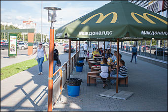 11 август 2016 г., Барнаул © Амител Вячеслав Мельников   Барнаульский МакДоналдс.  В цепи быстрого питания