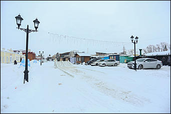 19 декабря 2018 г., Барнаул. Екатерина Смолихина   Новогодняя пешеходная: как на Мало-Тобольской строят снежный городок