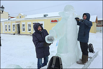 19 декабря 2018 г., Барнаул. Екатерина Смолихина   Новогодняя пешеходная: как на Мало-Тобольской строят снежный городок
