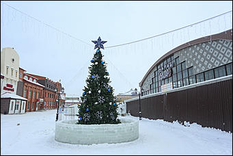 19 декабря 2018 г., Барнаул. Екатерина Смолихина   Новогодняя пешеходная: как на Мало-Тобольской строят снежный городок