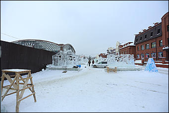 19 декабря 2018 г., Барнаул. Екатерина Смолихина   Новогодняя пешеходная: как на Мало-Тобольской строят снежный городок