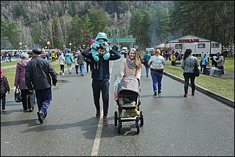 29 апреля 2018 г., Бирюзовая Катунь. Екатерина Смолихина   Праздника цветение: как маральник собрал на Алтае тысячи туристов