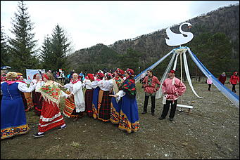 29 апреля 2018 г., Бирюзовая Катунь. Екатерина Смолихина   Праздника цветение: как маральник собрал на Алтае тысячи туристов