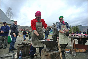 29 апреля 2018 г., Бирюзовая Катунь. Екатерина Смолихина   Праздника цветение: как маральник собрал на Алтае тысячи туристов