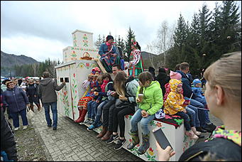 29 апреля 2018 г., Бирюзовая Катунь. Екатерина Смолихина   Праздника цветение: как маральник собрал на Алтае тысячи туристов