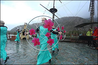 29 апреля 2018 г., Бирюзовая Катунь. Екатерина Смолихина   Праздника цветение: как маральник собрал на Алтае тысячи туристов