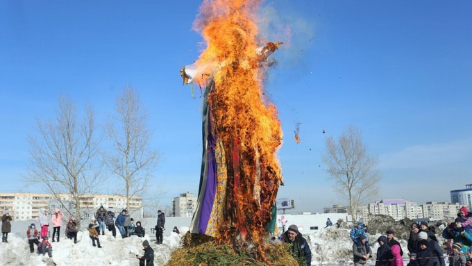 10 марта 2019 г., Барнаул. Екатерина Смолихина   Забег петухов, метание блинов и сжигание чучела: масленичные гулянья в Барнауле