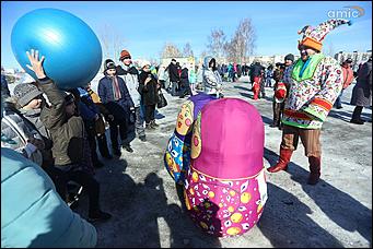 10 марта 2019 г., Барнаул. Екатерина Смолихина   Забег петухов, метание блинов и сжигание чучела: масленичные гулянья в Барнауле