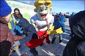 10 марта 2019 г., Барнаул. Екатерина Смолихина   Забег петухов, метание блинов и сжигание чучела: масленичные гулянья в Барнауле