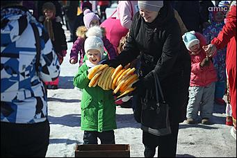 10 марта 2019 г., Барнаул. Екатерина Смолихина   Забег петухов, метание блинов и сжигание чучела: масленичные гулянья в Барнауле