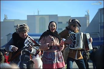 10 марта 2019 г., Барнаул. Екатерина Смолихина   Забег петухов, метание блинов и сжигание чучела: масленичные гулянья в Барнауле