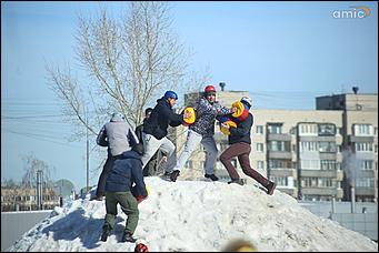10 марта 2019 г., Барнаул. Екатерина Смолихина   Забег петухов, метание блинов и сжигание чучела: масленичные гулянья в Барнауле