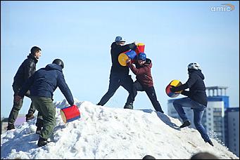 10 марта 2019 г., Барнаул. Екатерина Смолихина   Забег петухов, метание блинов и сжигание чучела: масленичные гулянья в Барнауле