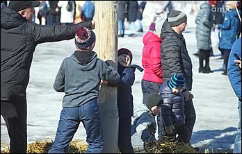 10 марта 2019 г., Барнаул. Екатерина Смолихина   Забег петухов, метание блинов и сжигание чучела: масленичные гулянья в Барнауле
