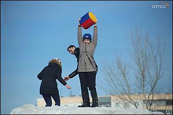 10 марта 2019 г., Барнаул. Екатерина Смолихина   Забег петухов, метание блинов и сжигание чучела: масленичные гулянья в Барнауле