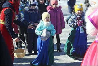 10 марта 2019 г., Барнаул. Екатерина Смолихина   Забег петухов, метание блинов и сжигание чучела: масленичные гулянья в Барнауле