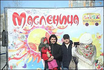 10 марта 2019 г., Барнаул. Екатерина Смолихина   Забег петухов, метание блинов и сжигание чучела: масленичные гулянья в Барнауле