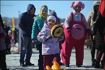 10 марта 2019 г., Барнаул. Екатерина Смолихина   Забег петухов, метание блинов и сжигание чучела: масленичные гулянья в Барнауле