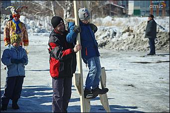 10 марта 2019 г., Барнаул. Екатерина Смолихина   Забег петухов, метание блинов и сжигание чучела: масленичные гулянья в Барнауле