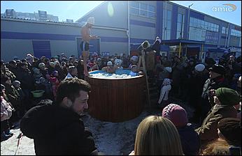 10 марта 2019 г., Барнаул. Екатерина Смолихина   Забег петухов, метание блинов и сжигание чучела: масленичные гулянья в Барнауле