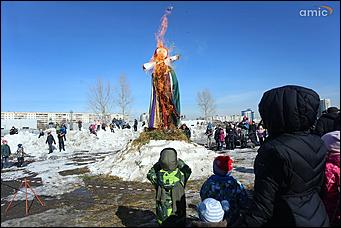 10 марта 2019 г., Барнаул. Екатерина Смолихина   Забег петухов, метание блинов и сжигание чучела: масленичные гулянья в Барнауле