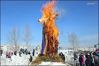10 марта 2019 г., Барнаул. Екатерина Смолихина   Забег петухов, метание блинов и сжигание чучела: масленичные гулянья в Барнауле