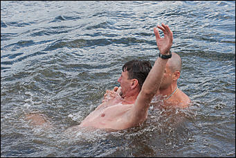 15 июнь 2016 г., Барнаул    Как спасать утопающего: наглядная инструкция в фотографиях