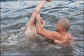 15 июнь 2016 г., Барнаул    Как спасать утопающего: наглядная инструкция в фотографиях